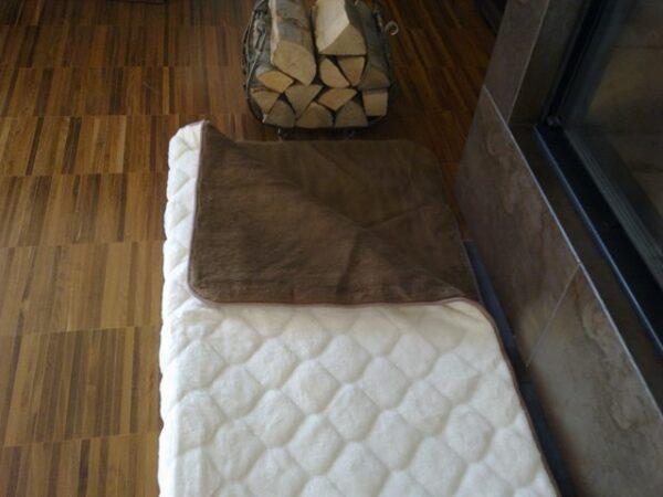 0629 Pościel z wełny Camel Ciemny + Kaszmir Wytłaczany 140x200 stan magazynowy 3 sztuki