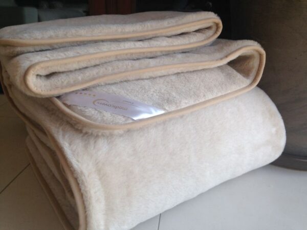 17 Kołdra wełniana Camel z wełny wielbłądziej Jasny Light 160x200 stan magazynowy 2 sztuki