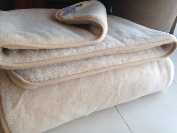 3 Kołdra wełniana Camel z wełny wielbłądziej Jasny Light 160x200 stan magazynowy 2 sztuki