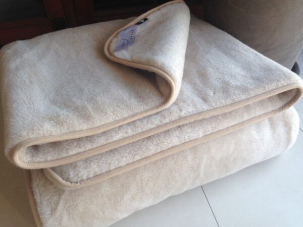 4 Kołdra wełniana Camel z wełny wielbłądziej Jasny Light 160x200 stan magazynowy 2 sztuki