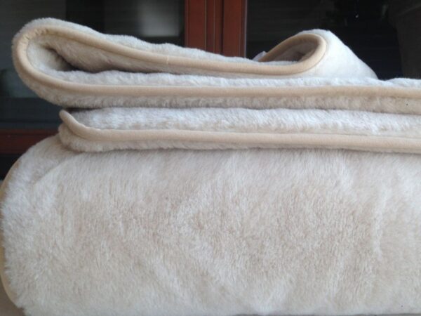 6 Kołdra wełniana Camel z wełny wielbłądziej Jasny Light 160x200 stan magazynowy 2 sztuki