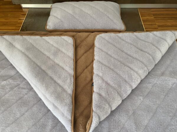 Pościel z wełny Alpaki Silver Pasy Camel Ciemny Pasy 140x200 + Materac wełniany