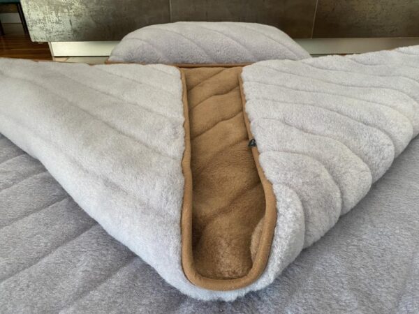 Pościel z wełny Alpaki Silver Pasy Camel Ciemny Pasy 140x200 + Materac wełniany