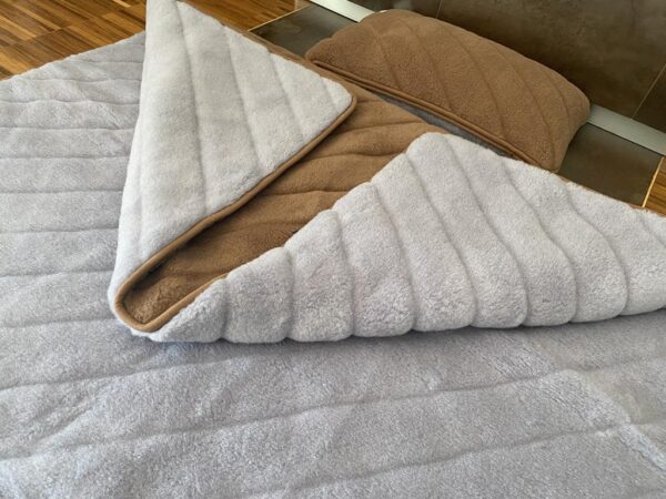 Pościel z wełny Alpaki Silver Pasy Camel Ciemny Pasy 140x200 + Materac wełniany