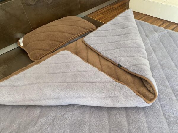 Pościel z wełny Alpaki Silver Pasy Camel Ciemny Pasy 140x200 + Materac wełniany