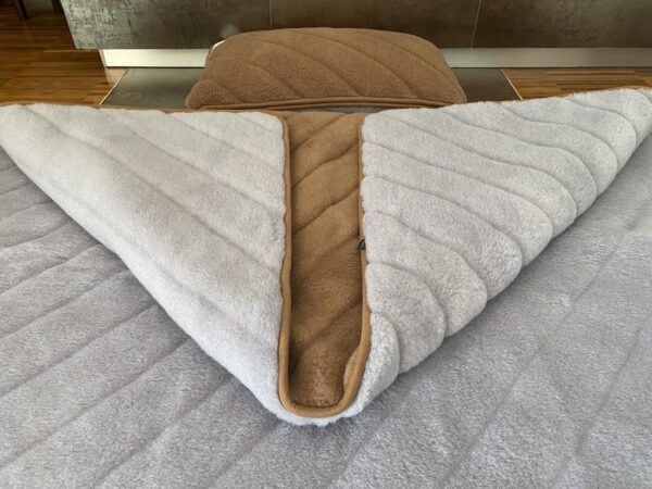 Pościel z wełny Alpaki Silver Pasy Camel Ciemny Pasy 140x200 + Materac wełniany