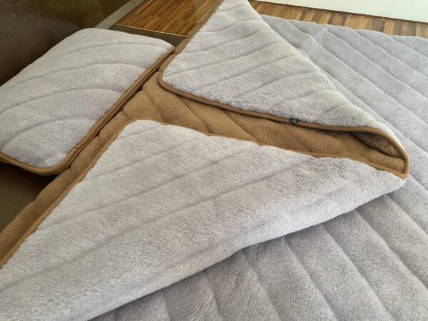 Pościel z wełny Alpaki Silver Pasy Camel Ciemny Pasy 140x200 + Materac wełniany