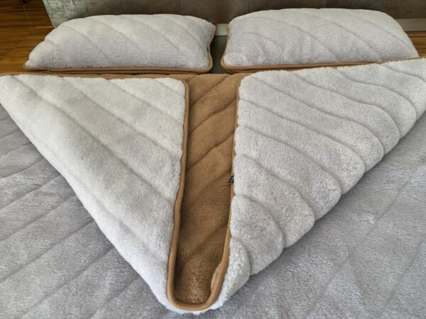 Pościel z wełny Alpaki Silver Pasy Camel Ciemny Pasy 160x200 + Materac wełniany