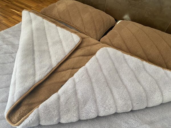 Pościel z wełny Alpaki Silver Pasy Camel Ciemny Pasy 160x200 + Materac wełniany