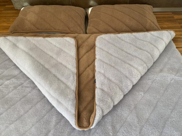 Pościel z wełny Alpaki Silver Pasy Camel Ciemny Pasy 160x200 + Materac wełniany