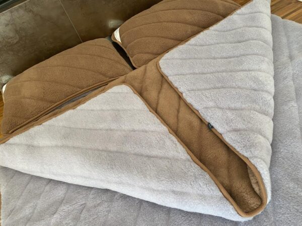 Pościel z wełny Alpaki Silver Pasy Camel Ciemny Pasy 160x200 + Materac wełniany
