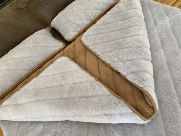 Pościel z wełny Alpaki Silver Pasy Camel Ciemny Pasy 160x200 + Materac wełniany
