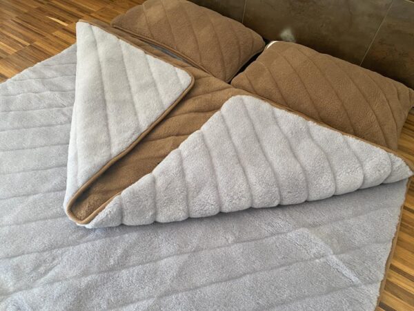 Pościel z wełny Alpaki Silver Pasy Camel Ciemny Pasy 160x200 + Materac wełniany