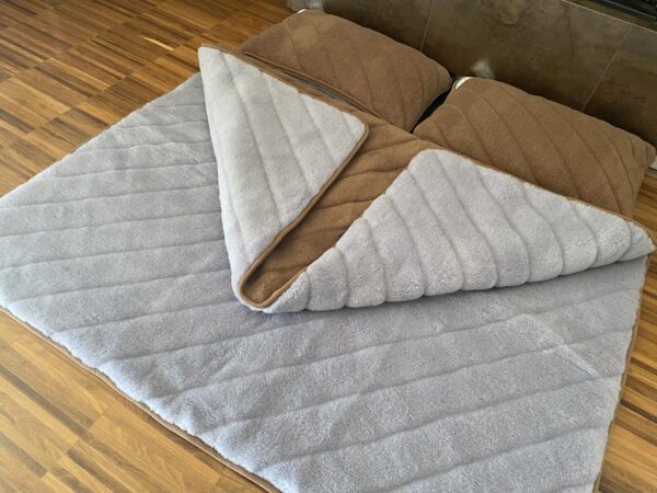 Pościel z wełny Alpaki Silver Pasy Camel Ciemny Pasy 160x200 + Materac wełniany