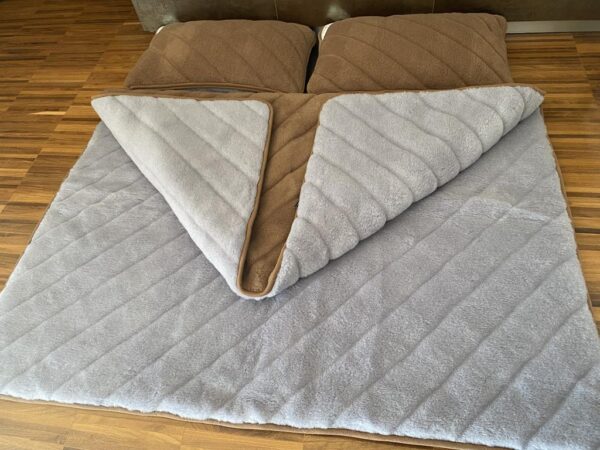 Pościel z wełny Alpaki Silver Pasy Camel Ciemny Pasy 160x200 + Materac wełniany
