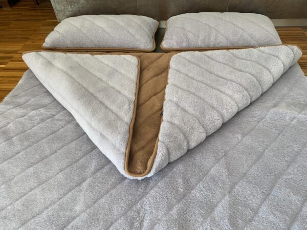 Pościel z wełny Alpaki Silver Pasy Camel Ciemny Pasy 160x200 + Materac wełniany