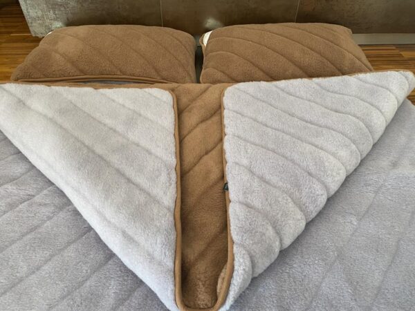 Pościel z wełny Alpaki Silver Pasy Camel Ciemny Pasy 160x200 + Materac wełniany