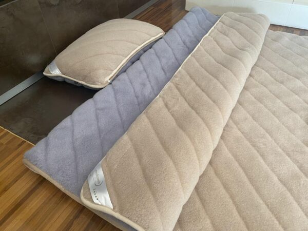 Pościel z wełny Alpaki Alpina Pasy Camel Jasny Pasy 140x200 + Materac wełniany