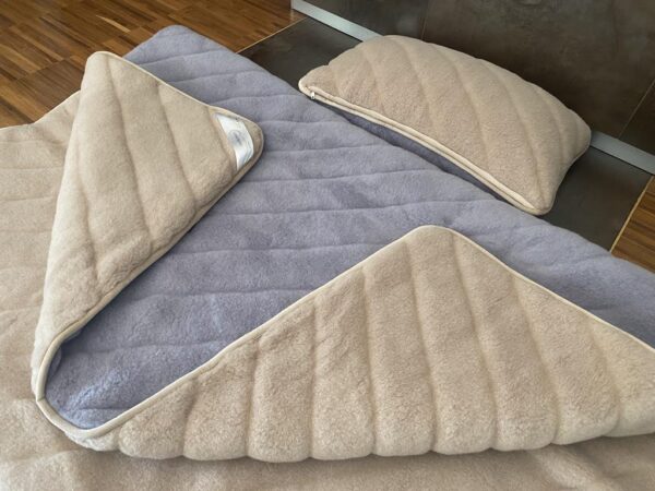 Pościel z wełny Alpaki Alpina Pasy Camel Jasny Pasy 140x200 + Materac wełniany