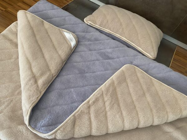 Pościel z wełny Alpaki Alpina Pasy Camel Jasny Pasy 140x200 + Materac wełniany