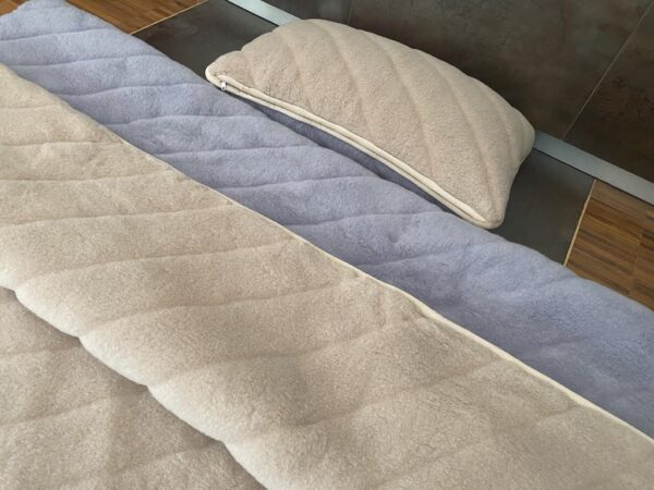 Pościel z wełny Alpaki Alpina Pasy Camel Jasny Pasy 140x200 + Materac wełniany