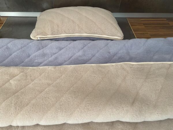 Pościel z wełny Alpaki Alpina Pasy Camel Jasny Pasy 140x200 + Materac wełniany