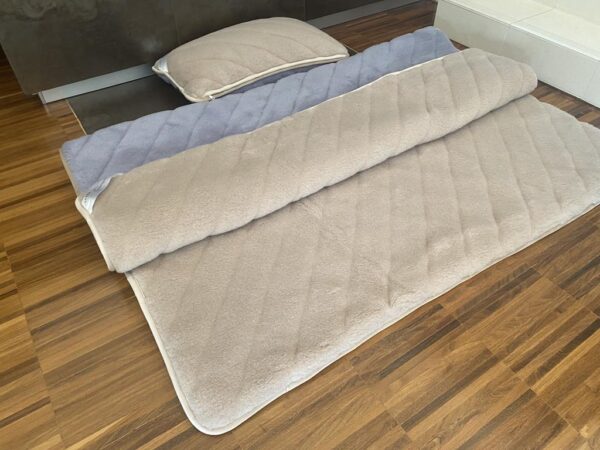 Pościel z wełny Alpaki Alpina Pasy Camel Jasny Pasy 140x200 + Materac wełniany