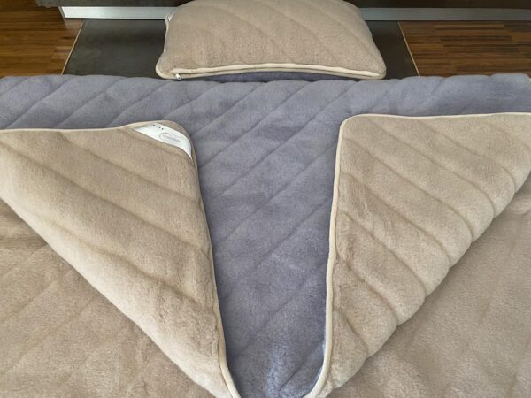 Pościel z wełny Alpaki Alpina Pasy Camel Jasny Pasy 140x200 + Materac wełniany