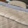 Pościel z wełny Alpaki Alpina Pasy Camel Jasny Pasy 140x200 + Materac wełniany