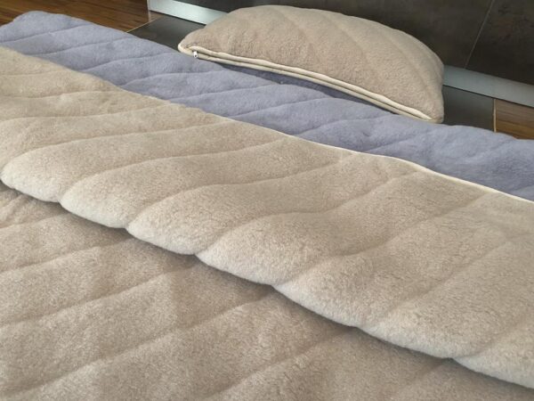 Pościel z wełny Alpaki Alpina Pasy Camel Jasny Pasy 140x200 + Materac wełniany