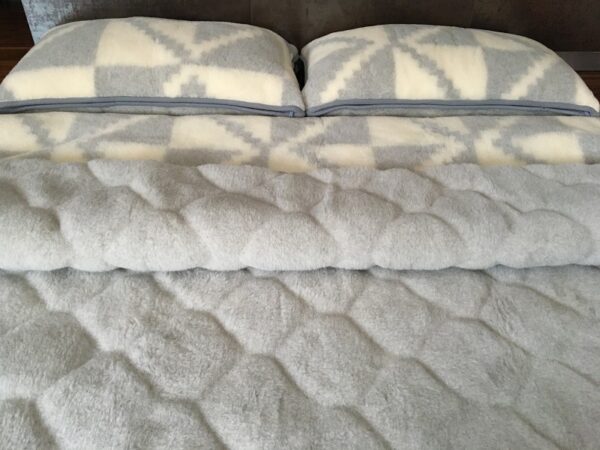 Pościel z wełny Alpaki Silver Caro Alpaka Triangoli 160x200