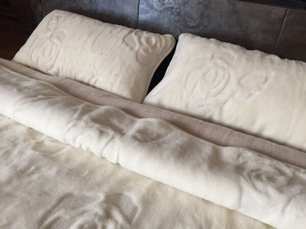 2 Pościel z wełny Camel Jasny + Kaszmir Róża 220x200 + Materac wełniany