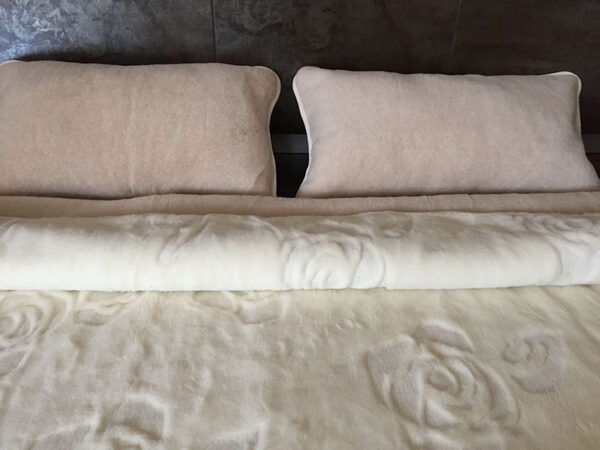 20 Pościel z wełny Camel Jasny + Kaszmir Róża 220x200 + Materac wełniany