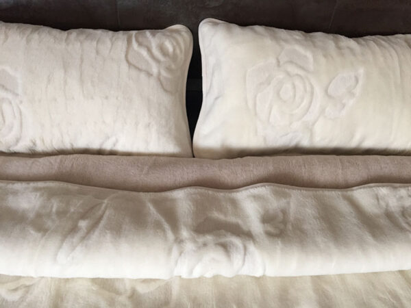 8 Pościel z wełny Camel Jasny + Kaszmir Róża 220x200 + Materac wełniany