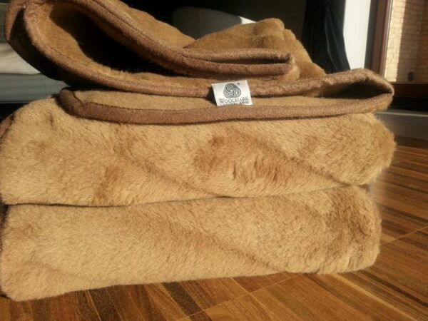 Koc wełniany Camel z wełny wielbłądziej CIEMNY PASY 140x200