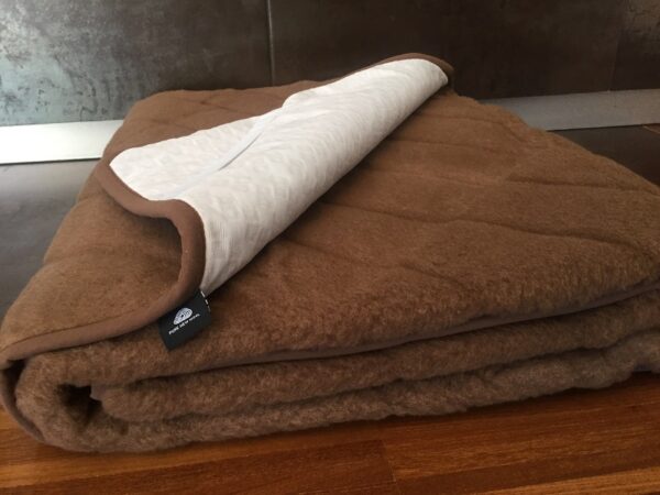 podklad-camel-ciemny-pasy-3 Pościel wełniana Camel z wełny wielbłądziej Pasy 140x200 + Podkład wełniany